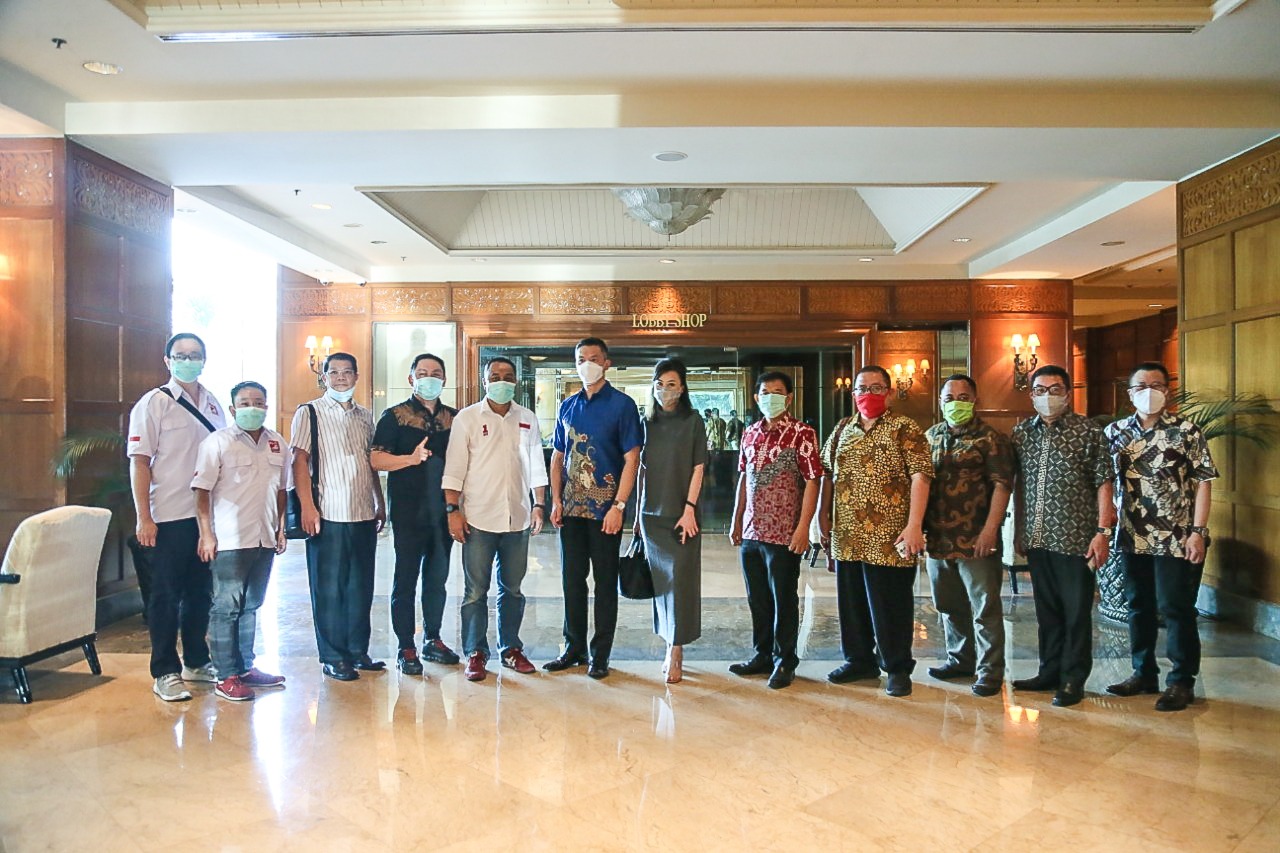 Calon Walikota Surabaya Eri Cahyadi ketika bertemu rohaniawan Pendeta Philip Mantofa. (Foto: PDI Perjuangan)