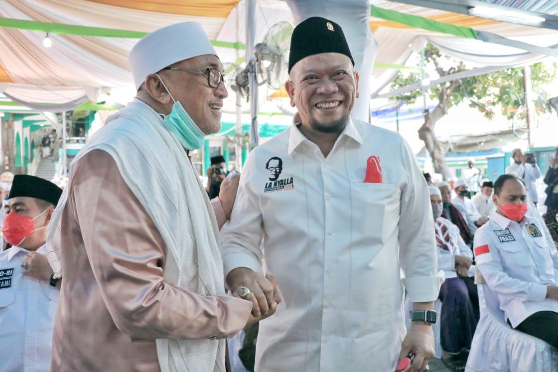 Ketua DPD RI, AA LaNyalla Mahmud Mattalitti ketika menghadiri Haul ke-39 Almaghfurlah KH Abdul Hamid bin Abdulloh Umar di Ponpes Salafiyah, Kota Pasuruan, Senin 26 Oktober 2020. (Foto: Istimewa)