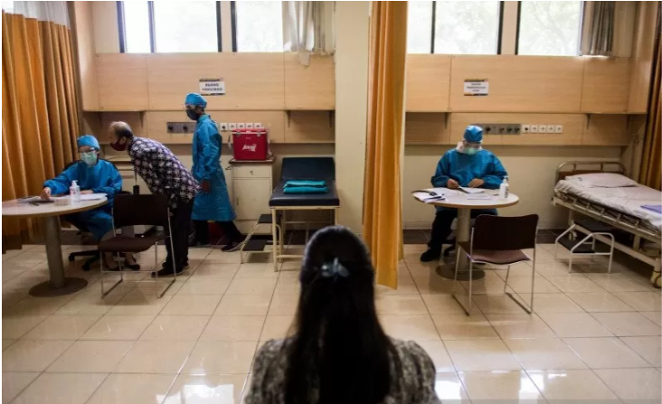  Dokumentasi - Sejumlah petugas kesehatan menunggu relawan saat simulasi uji klinis vaksin COVID-19 di Fakultas Kedokteran Universitas Padjadjaran, Bandung, Jawa Barat, Kamis 6 Agustus 2020. (Foto: Antara/M Agung Rajasa)