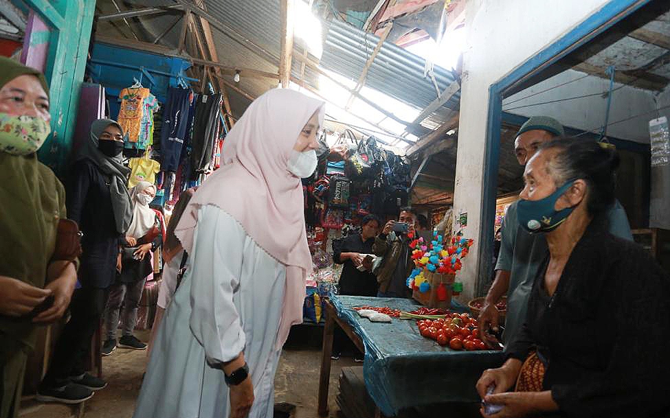 Ipuk berbincang dengan warga di Kecamatan Licin, Banyuwangi, Jawa Timur. (Foto: Istimewa)