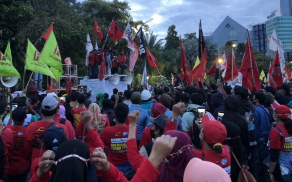 Ribuan buruh ketika penuhi Gedung Negara Grahadi, Surabaya, pada Selasa, 20 Oktober 2020, lalu, untuk melakukan penolakkan UU Omnibus Law (Foto: Andhi Dwi/Ngopibareng.id)