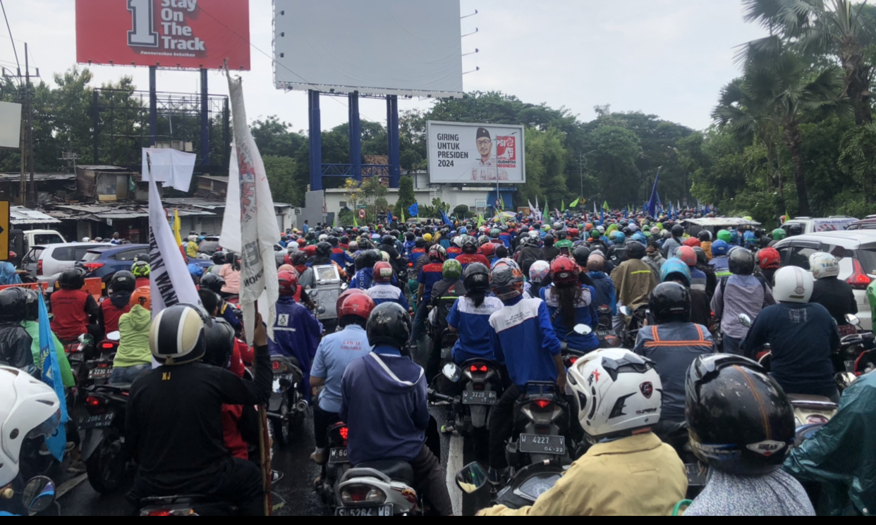 Ribuan massa aksi ketika terhenti di sekitar Kebun Binatang Surabaya ata KBS, Jalan Raya Darmo, Selasa 27 Oktober 2020. (Foto: Andhi Dwi/ Ngopibareng.id)