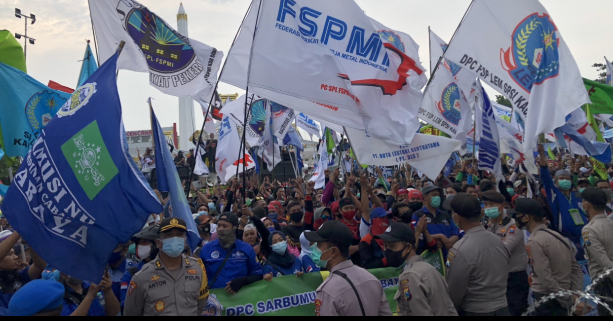 Ribuan buruh ketika penuhi Kantor Gubernur Jatim, pada Selasa, 27 Oktober 2020, untuk melakukan penolakkan UU Omnibus Law (Foto: Andhi Dwi/Ngopibareng.id)