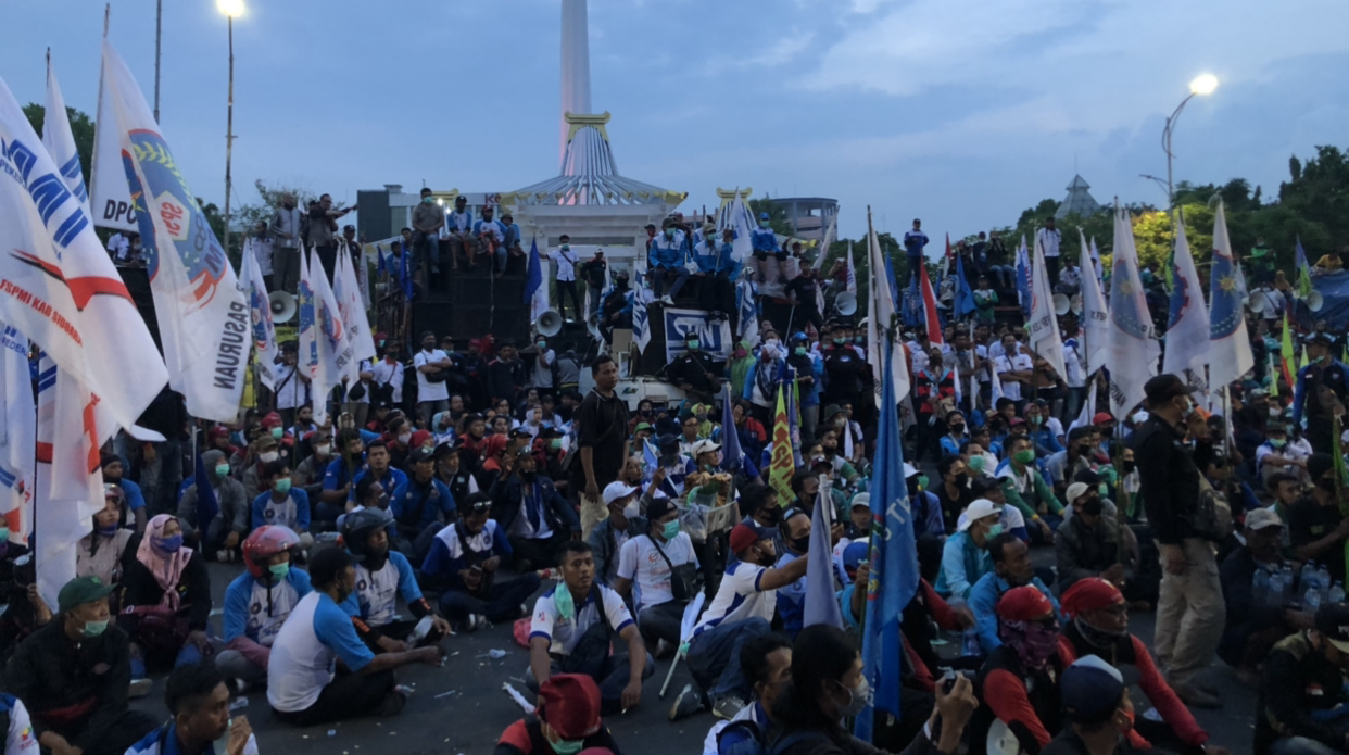 Ribuan buruh yang belum pergi dari Kantor Gubernur Jatim hingga pukul 17.30. (Foto: Andhi Dwi/Ngopibareng.id)