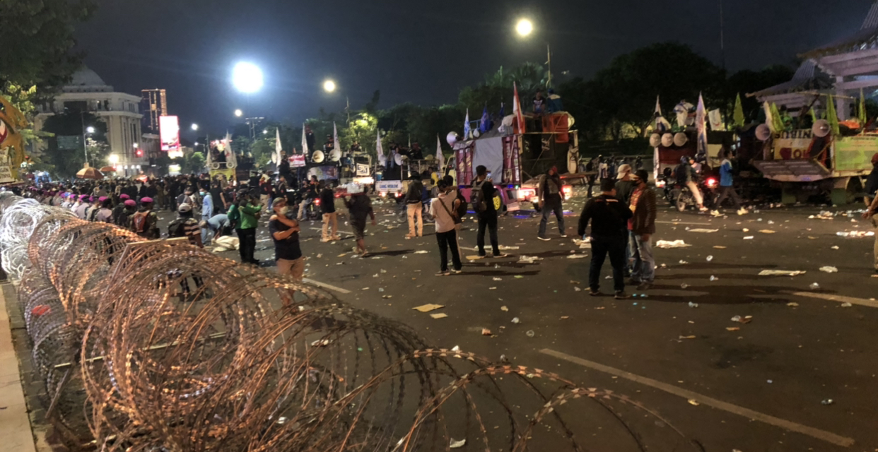 Situasi depan Kantor Gubernur Jatim, usai ditinggalkan oleh ribuan buruh (Andhi Dwi/Ngopibareng.id)