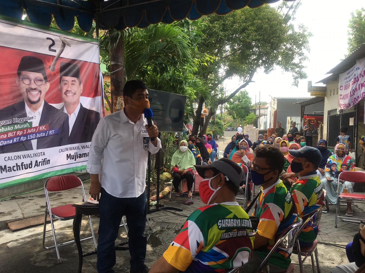 Mujiaman Sukirno, ketika menyapa warga di RW 02 Kelurahan Menanggal, Surabaya, Selasa 27 Oktober 2020. (Foto: Fariz Yarbo/Ngopibareng.id)