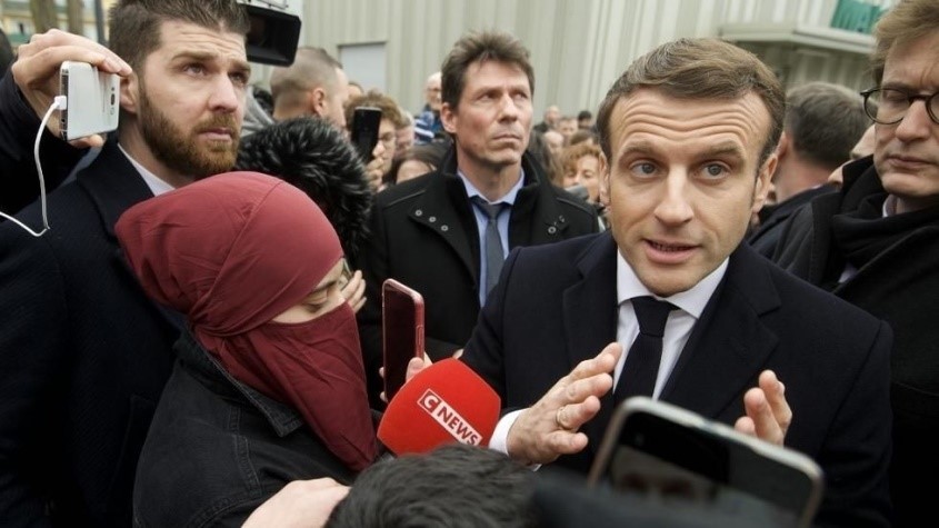 Presiden Perancis Emmanuel Macron di depan awak media. (Foto: afp)