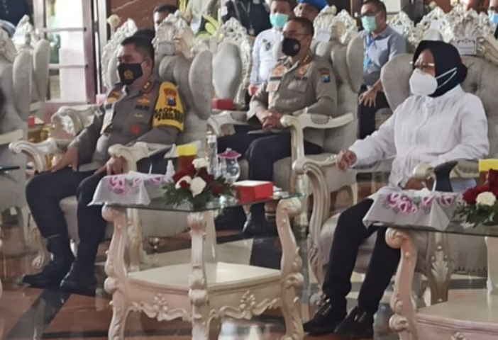 Walikota Surabaya, Tri Rismaharini ketika bertemu dengan Kapolda Jatim, Irjen Pol M. Fadil Imran di Balai Kota Surabaya. (Foto: Andhi Dwi/Ngopibareng.id)