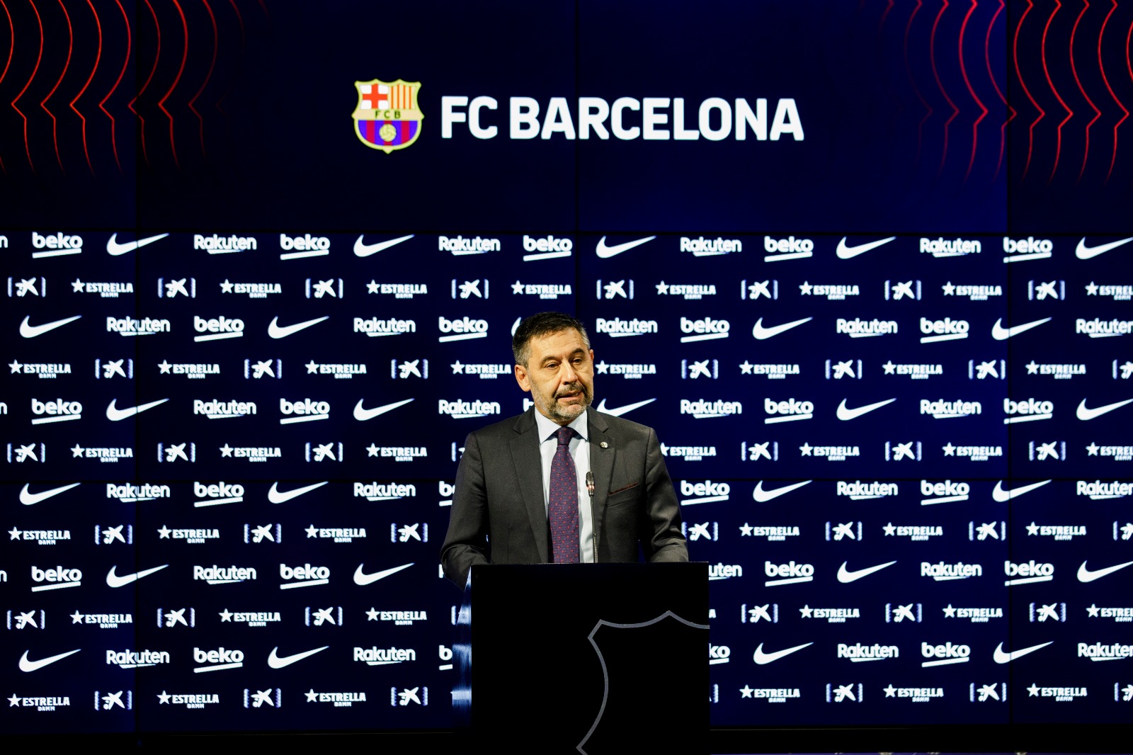Josep Maria Bartomeu mengumumkan pengunduran dirinya sebagai presiden klub. (Foto: Twitter/@FCBarcelona)