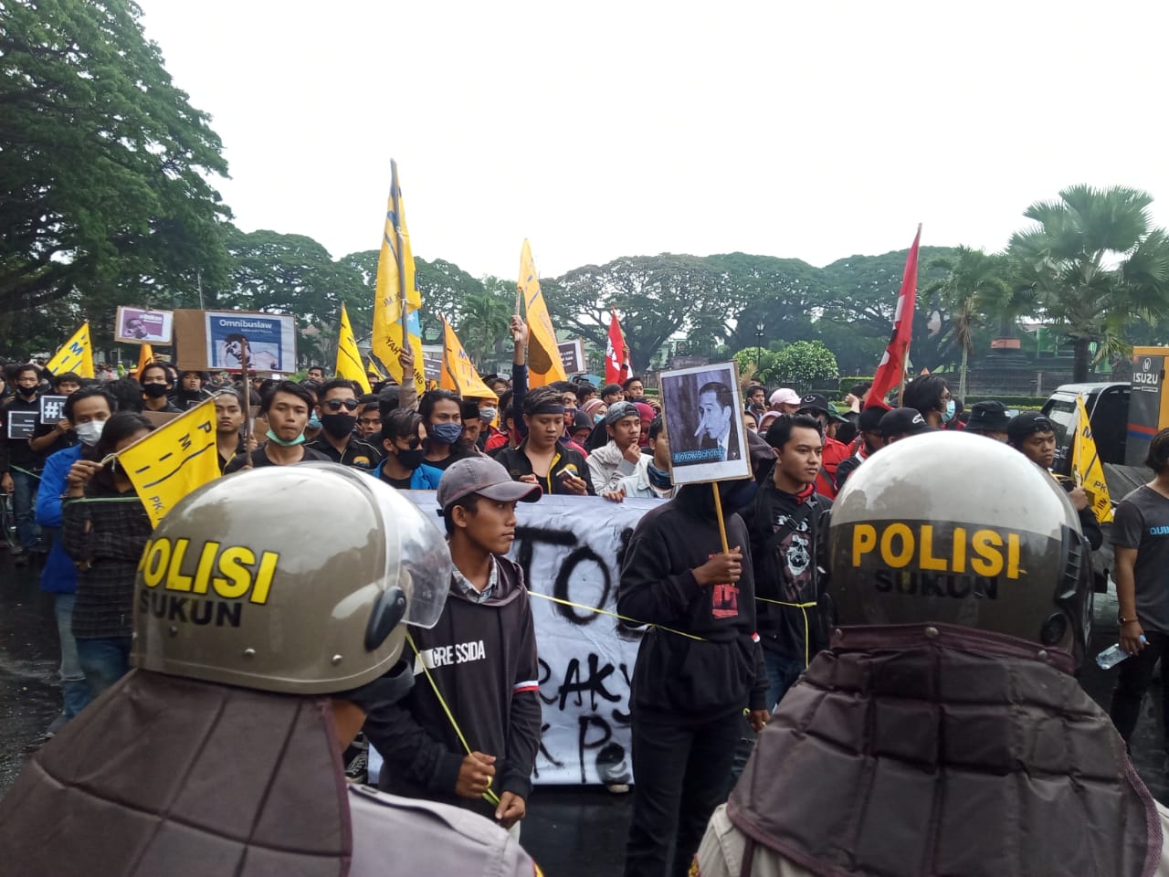 Massa aksi yang membawa poster Presiden Jokowi mirip Pinokio di depan Balai Kota Malang, jawa Timur. (Foto: Lalu Theo/Ngopibareng.id)