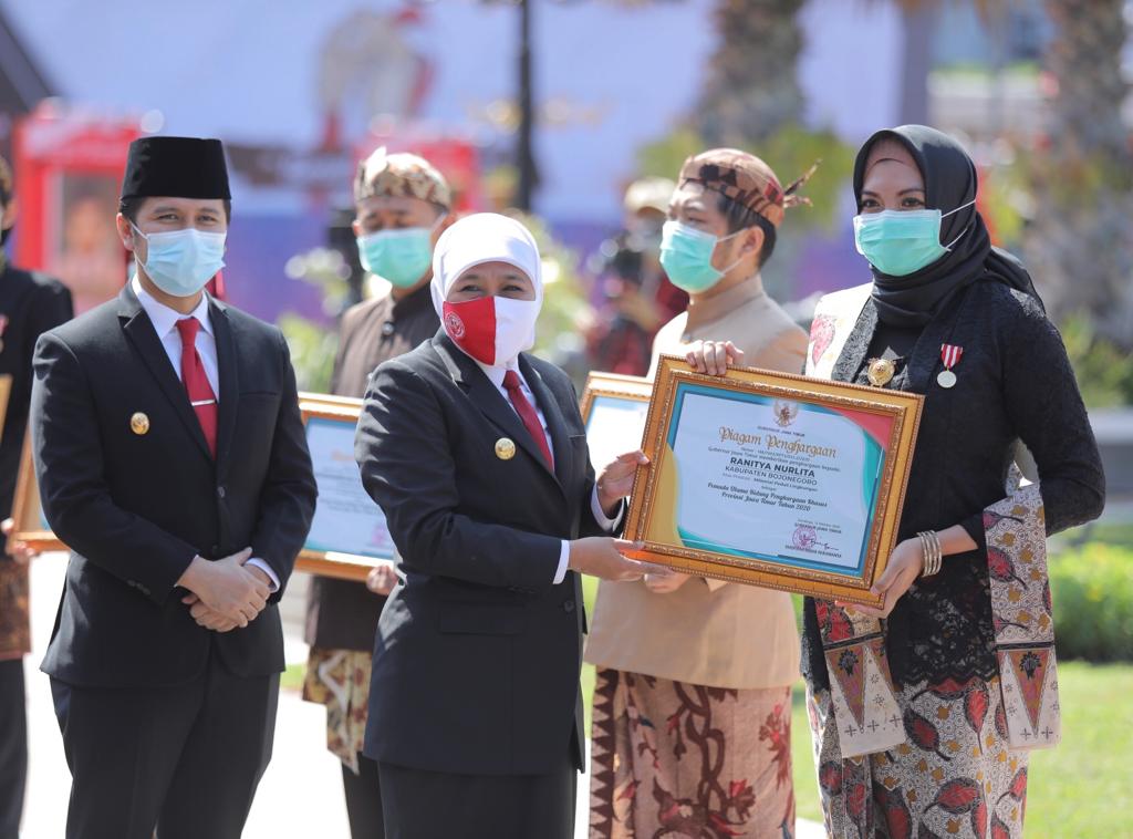 Gubernur Jatim, Khofifah Indar Parawansa (tengah) memberikan penghargaan kepada pemuda berprestasi di Gedung Negara Grahadi, Surabaya, Rabu 28 Oktober 2020. (Foto: Pemprov Jatim)