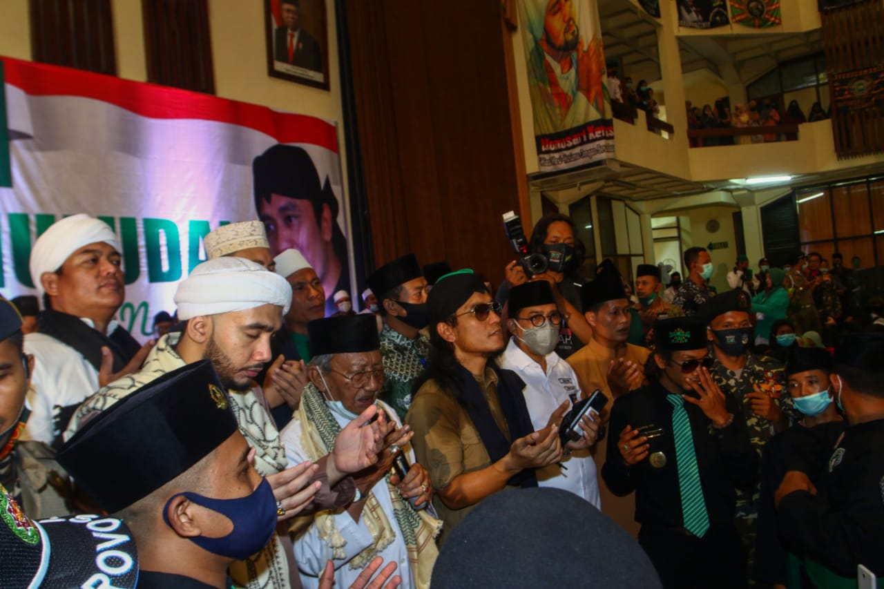 Cawali Surabaya, Machfud Arifin mengikuti doa bersama yang diucapkan oleh Gus Miftah dalam acara Suroboyo Muludan di Islamic Center Surabaya, Rabu 28 Oktober 2020. (Foto: Maju Center)