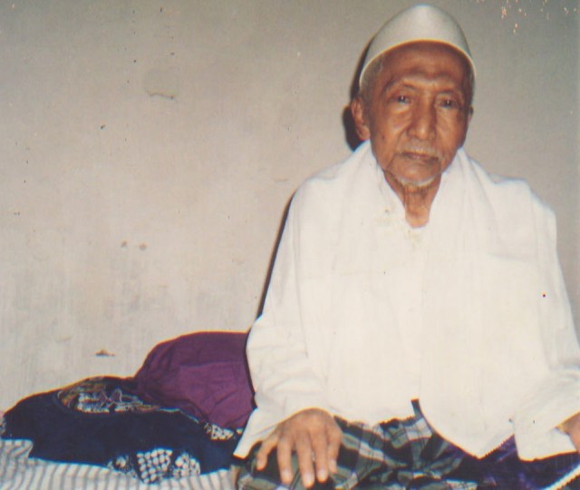 KH Anwar Nur, pendiri dan pengasuh pertama pondok pesantren Annur. (Foto: Google)