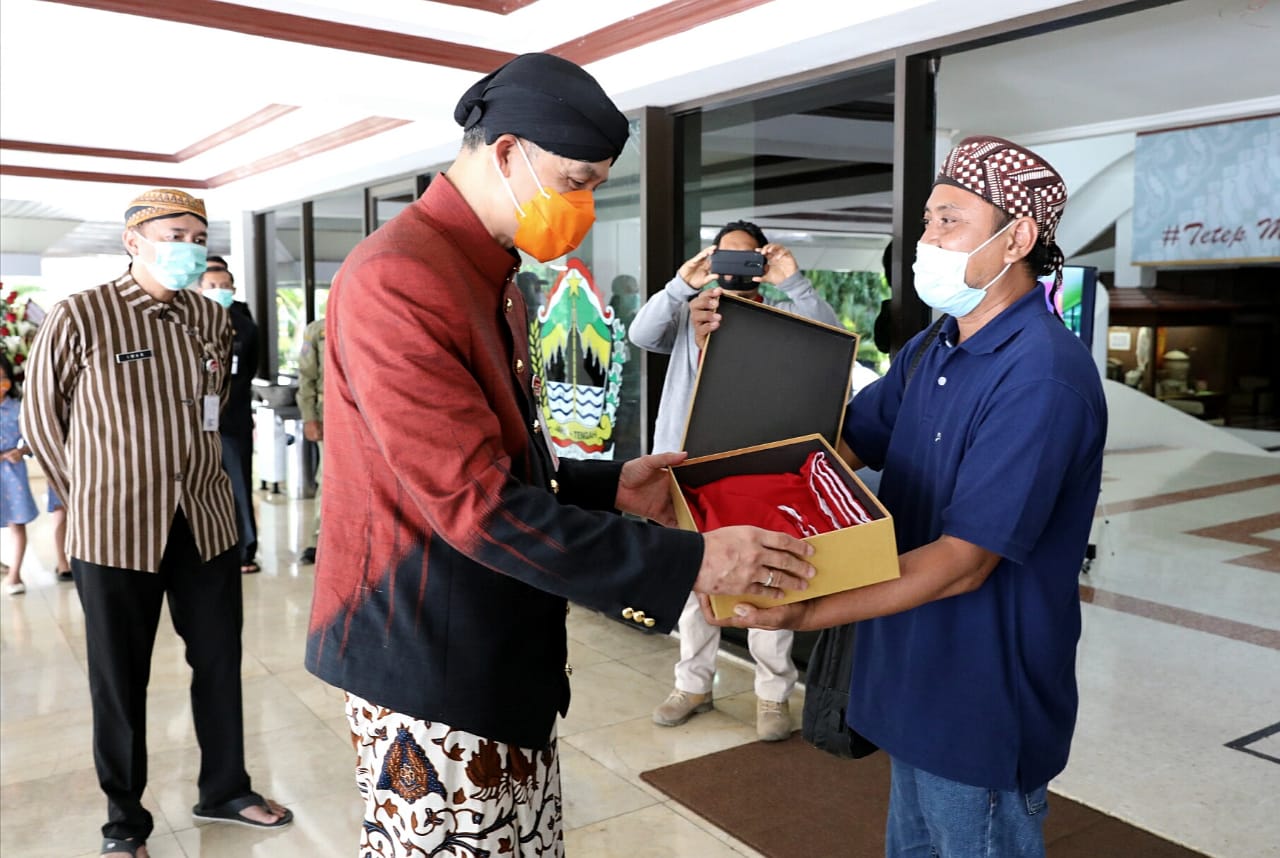 Gubernur Jawa Tengah, Ganjar Pranowo dapat kado ulang tahun spesial tepat di Hari Sumpah Pemuda, Rabu, 28 Oktober 2020. (Foto: Dok. Pemprov Jateng)