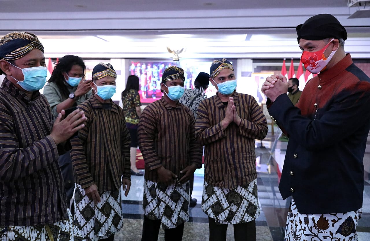 Gubernur Jawa Tengah Ganjar Pranowo bersama empat orang mantan (eks) narapidana teroris atau napiter. (Foto: Dok. Pemprov Jateng)