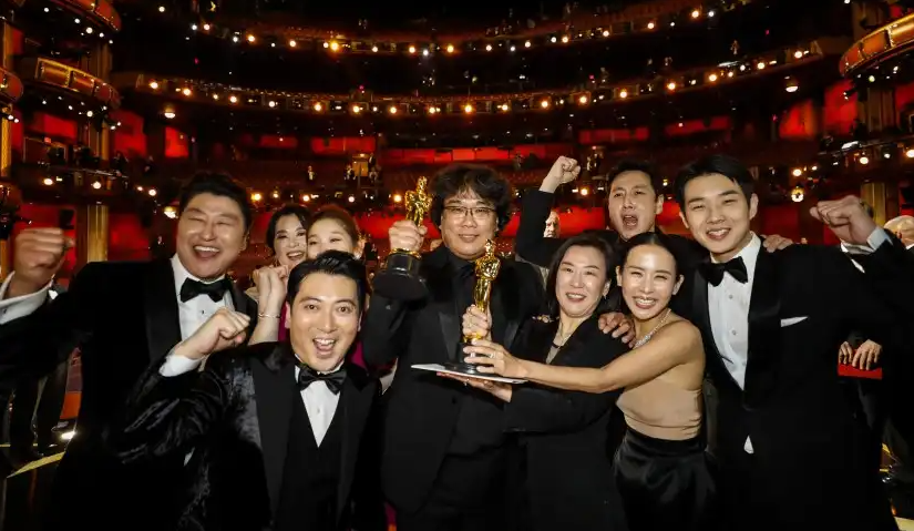 Sutradara film Parasite, Bong Joon-ho (tengah) bersama para pemain filmnya saat menghadiri ajang penghargaan Academy Awards 2019, atau Piala Oscar. (Foto: Istimewa)