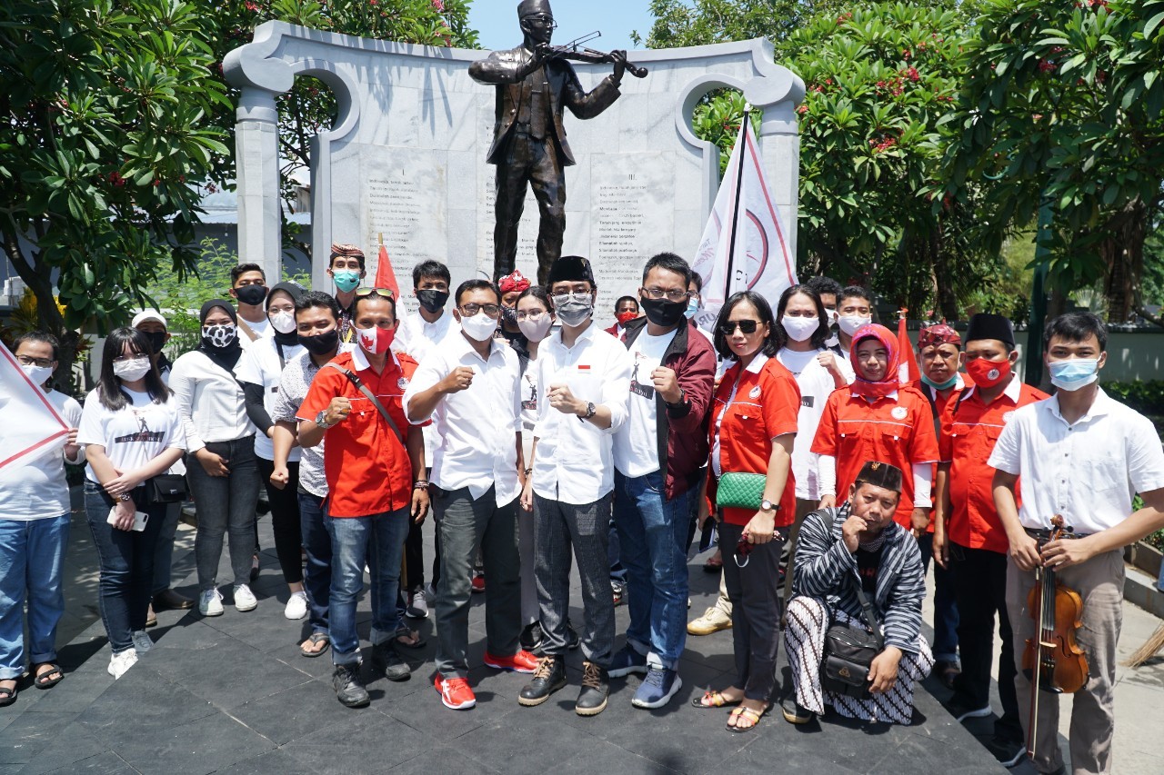 Taruna Merah Putih Surabaya ketika ziarah ke makam WR Supratman. (foto: Taruna Merah Putih)