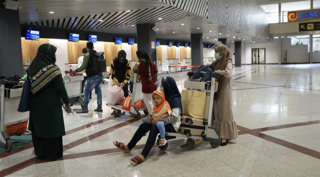 Para penumpang yang akan menaiki pesawat melalui Bandara Internasional Juanda. (Foto: Istimewa)