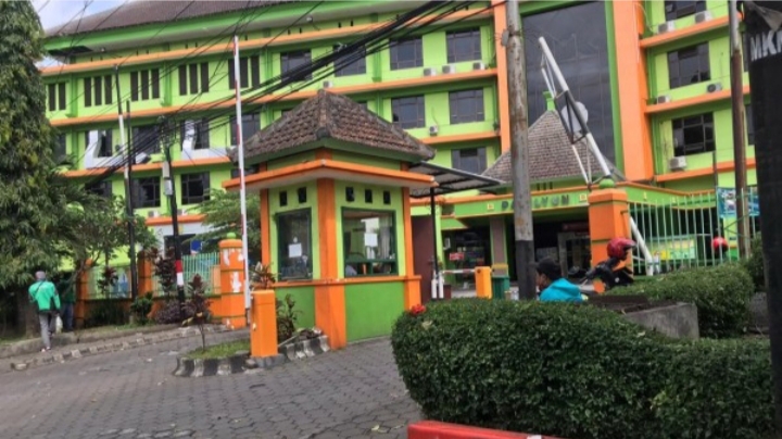 Tampak depan gedung yang dijadikan ruang isolasi di RSSA Kota Malang (Foto: Lalu Theo/ngopibareng.id)