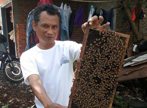 Sunawan peternak lebah asal lereng kaki Gunung Wilis. (Foto: Dokumentasi)) 