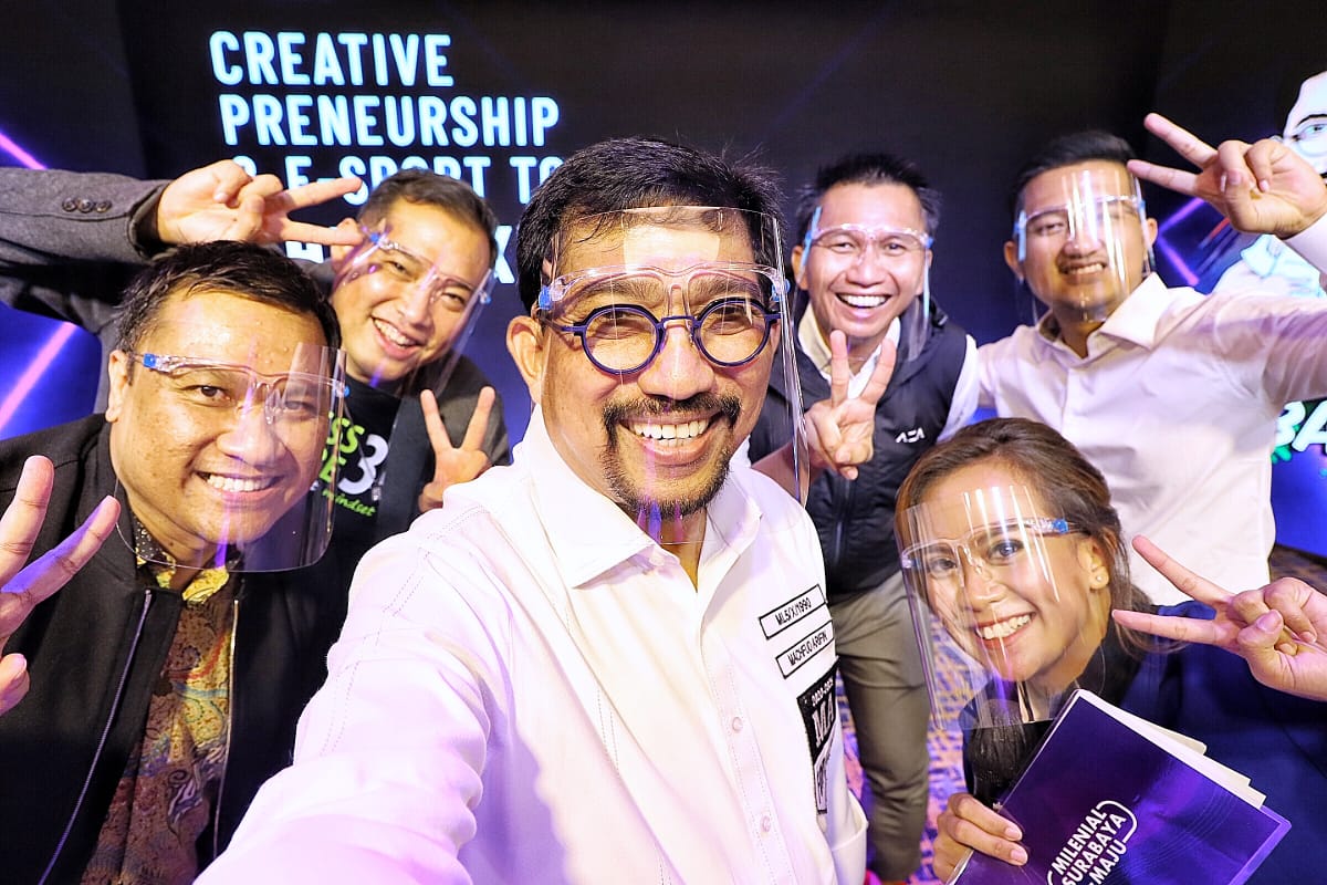 Cawali Kota Surabaya, Machfud Arifin berselfie bersama para pengusaha muda di Surabaya, Kamis 29 Oktober 2020 malam. (Foto: MA Center)