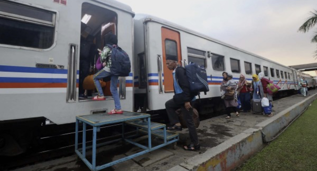 Ilustrasi penumpang menaiki kereta api (Foto: Dok PT KAI)