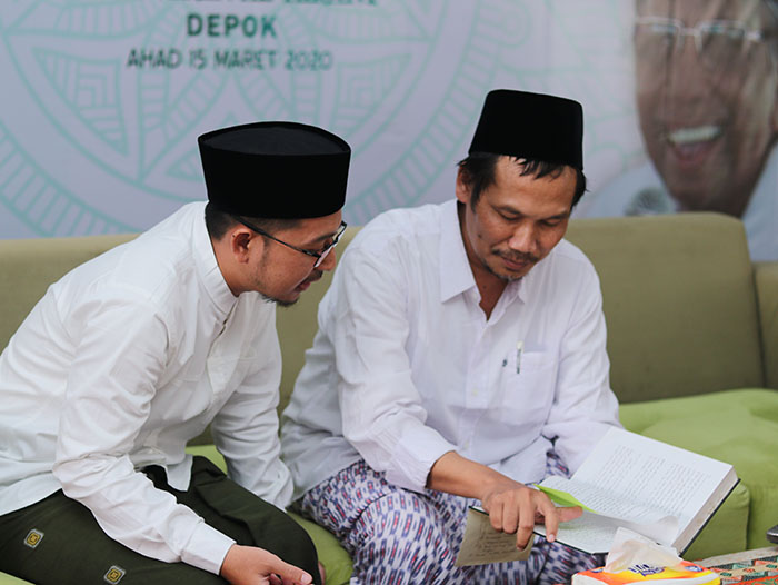 Gus Baha bersama KH Yusron Sidqi Hasyim di Pesantren Al-Hikam, Depok. (Foto: Istimewa)