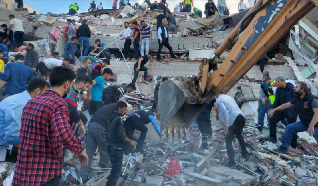 Upaya evakuasi korban di reruntuhan gedung. (Al Jazeera)