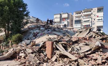 Bangunan-bangunan hancur di Kota Izmir, akibat gempa Jumat kemarin. Gak ada WNI yang menjadi korban. (Foto:Huriyet)