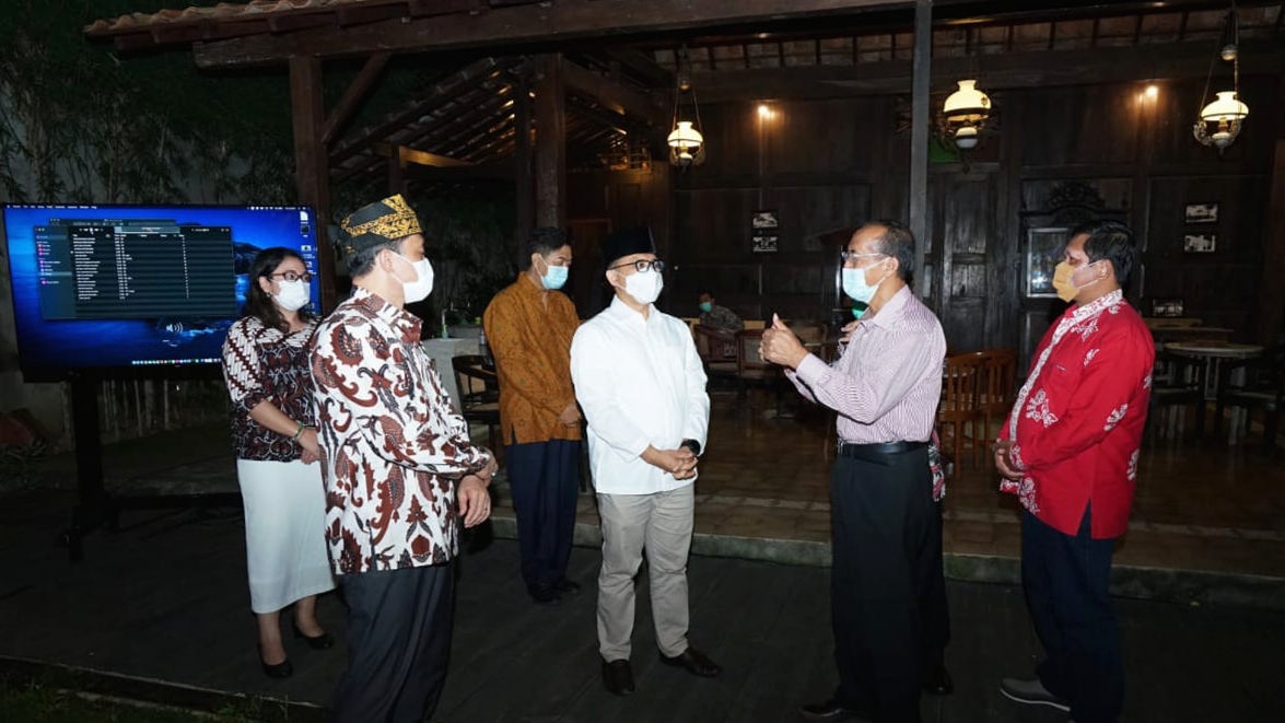 Bupati Banyuwangi Abdullah Azwar Anas menerima kunjungan Direktur Jenderal Bimbingan Masyarakat Hindu Kementerian Agama RI, Tri Handoko Seto (foto:istimewa)