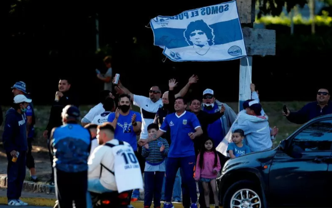 Suporter Maradona merayakan ulang tahun superstar sepak bola yang Ke-60 tahun. (Antaranews)