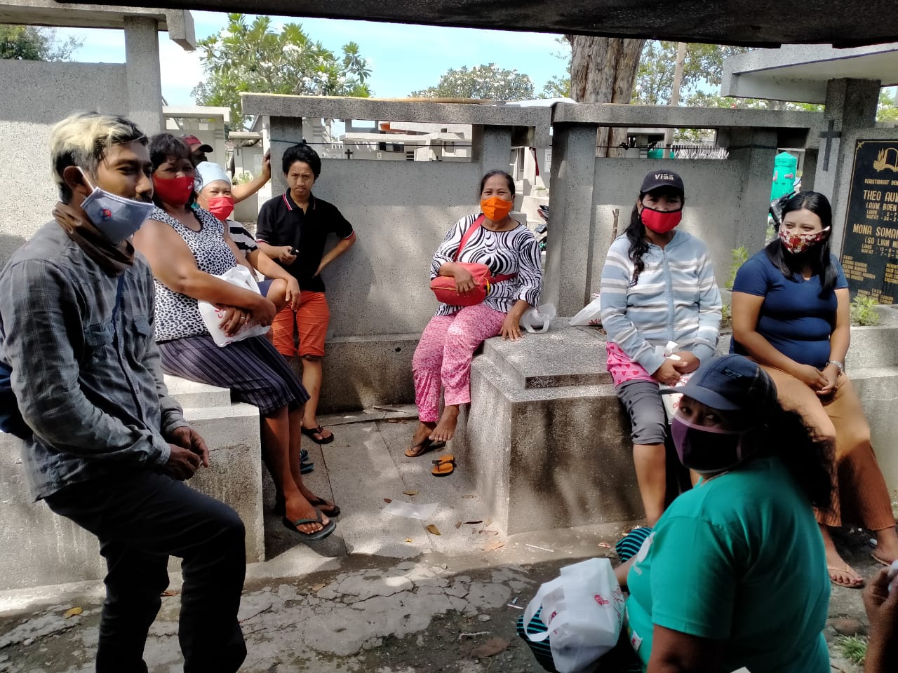 Faisol (kiri) sedang menjangkau komunitas di Makam Kembang Kuning, Surabaya. (Foto: Istimewa)