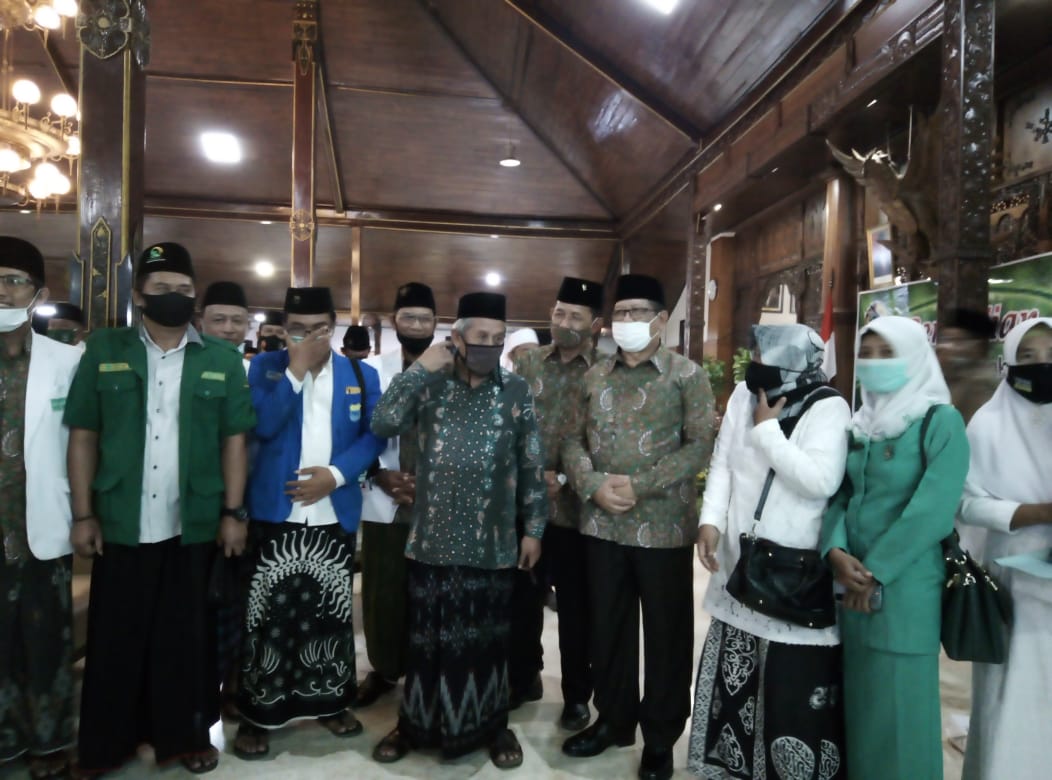 KH Marzuki Mustamar di Pendopo Kabupaten Tulungagung dalam Peringatan Maulid Nabi Muhammad Saw, Jumat malam 30 Oktober 2020. (Foto: johan for Ngopibareng.id)