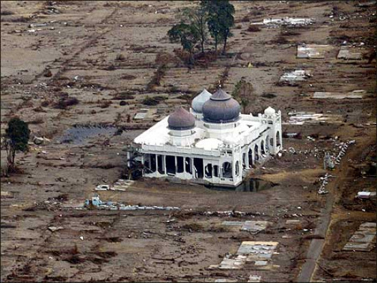 Suatu masjid di tengah puing-puing bencana tsunami Aceh pada 2004. (Foto: istimewa)