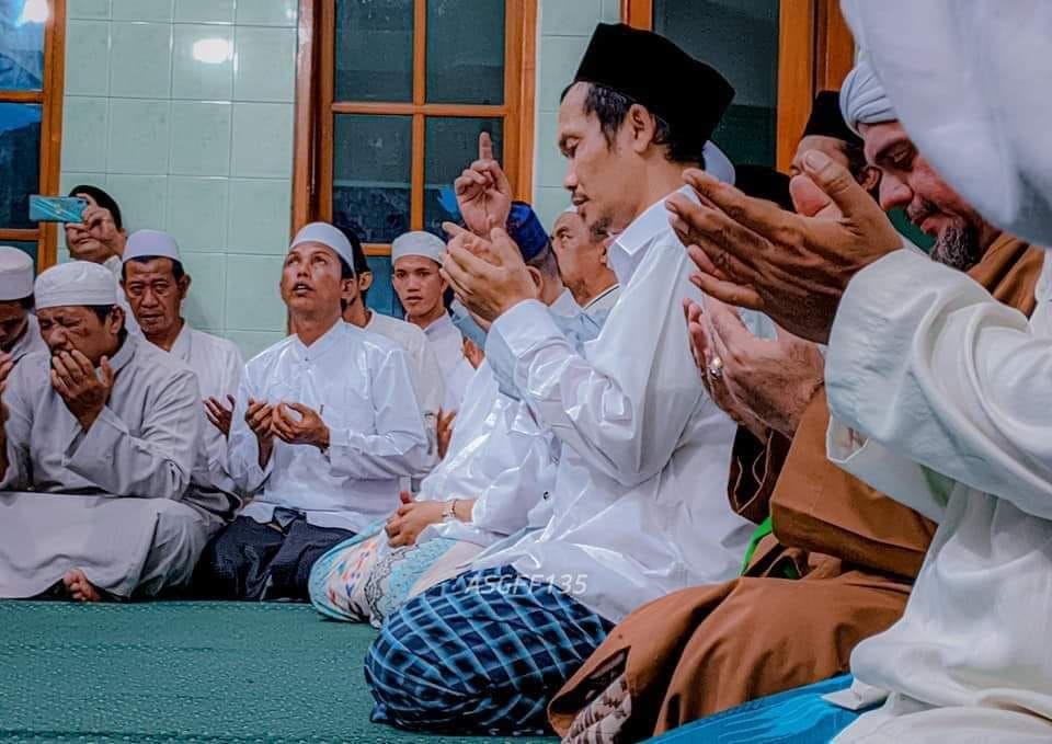 KH Ahmad Bahauddin Nursalim (Gus Baha) bersama para santri berdoa. (Foto: Istimewa)