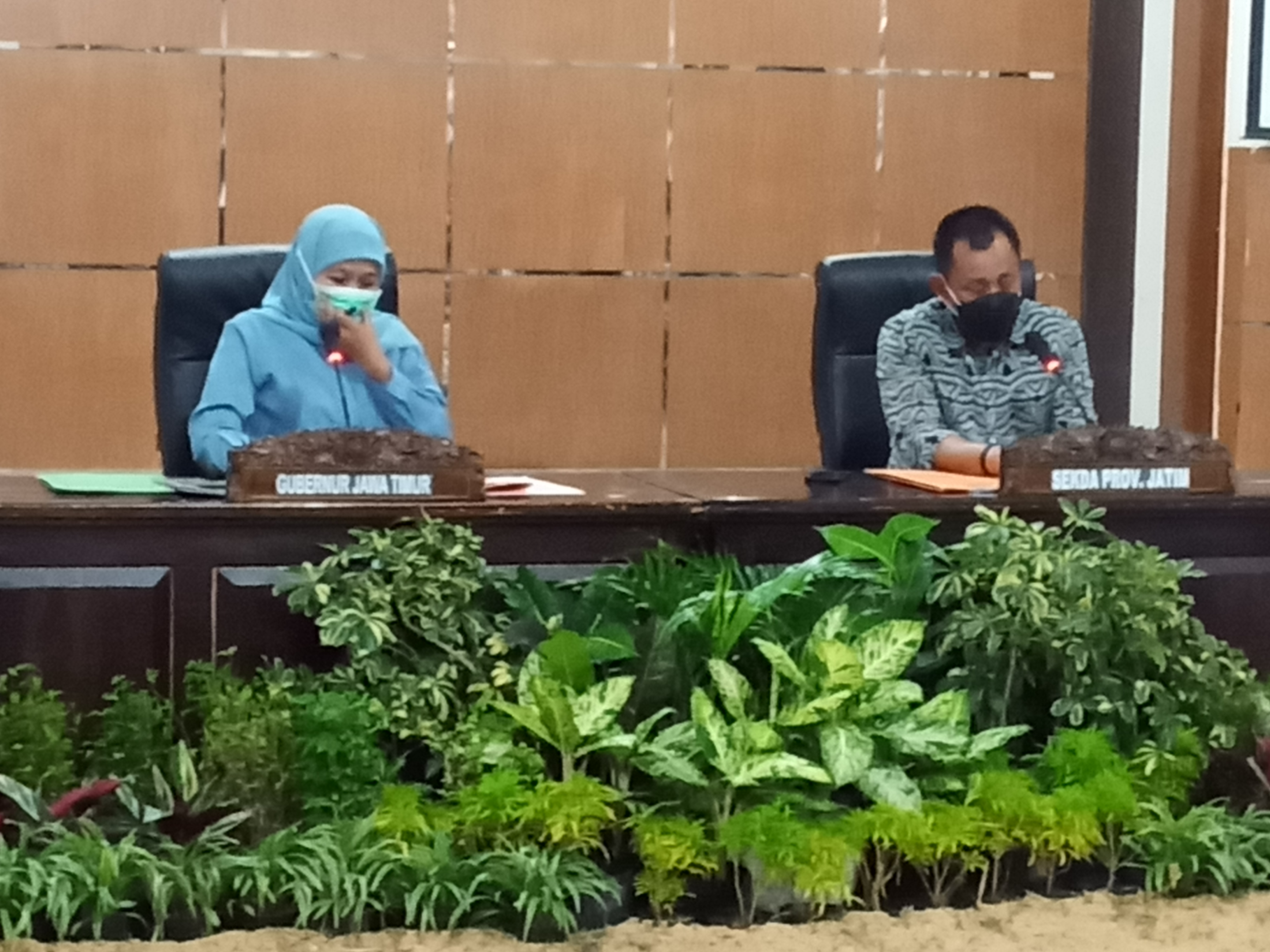 Gubernur Jawa Timur, Khofifah Indar Parawansa (kiri) saat mengumumkan UMP 2021 Provinsi Jawa Timur di Kantor Bakorwil III Malang (Foto: Lalu Theo/ngopibareng.id)