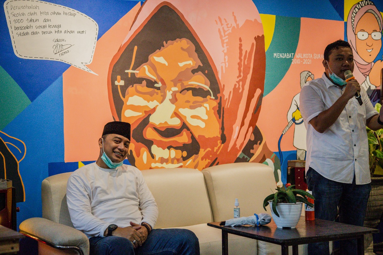 Ketua Karang Taruna Surabaya Fuad Bernardi dan Eri Cahyadi. (Foto: Istimewa)
