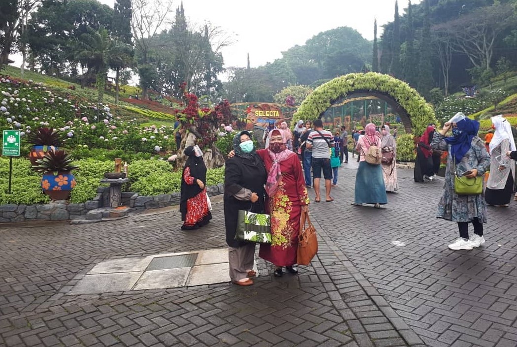 Para pengunjung lokasi wisata selekta di Malang memakai masker. (Foto: Istimewa)