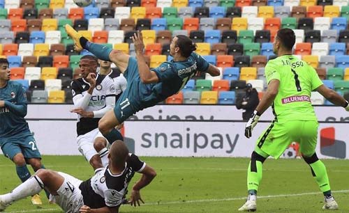 Tendangan akrobatik Ibrahimovic pada menit 83 ke gawang Udinese menangkan AC MIlan. (Foto:Reuters)