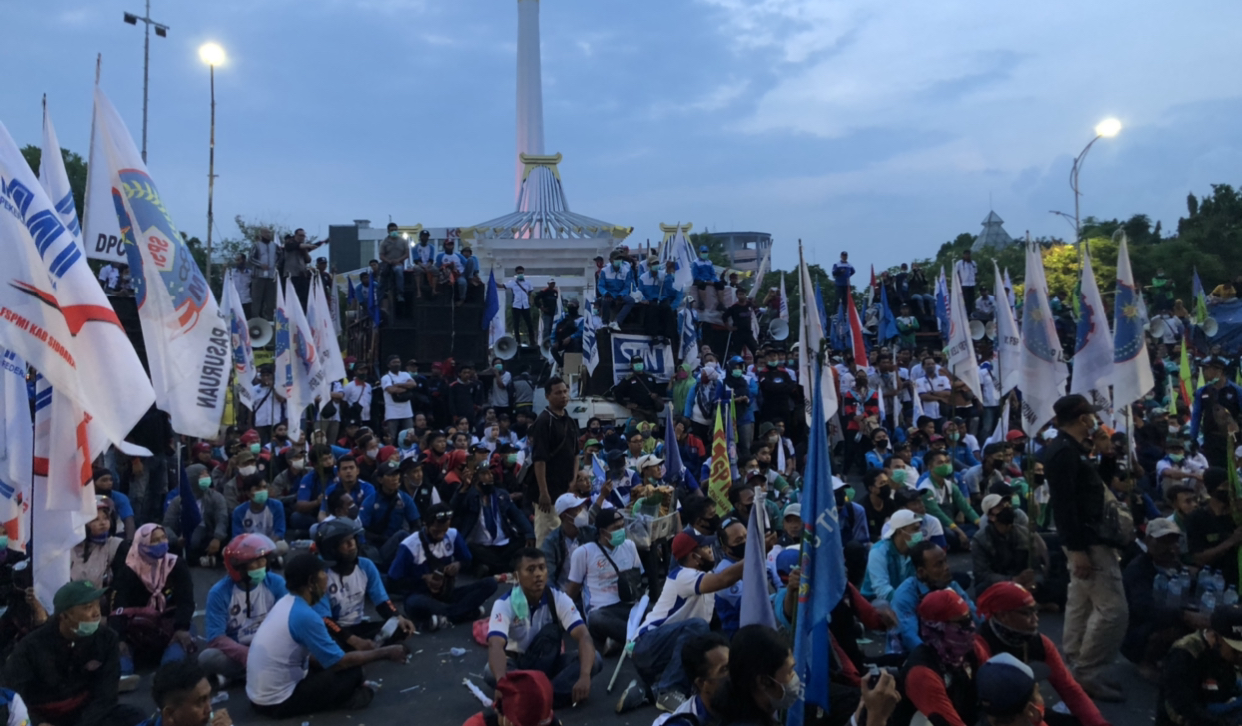 Demo buruh digelar pada Selasa, 27 Oktober 2020, lalu, yang berlangsung hingga pukul 17.00 WIB (Foto: Andhi Dwi/Ngopibareng.id)