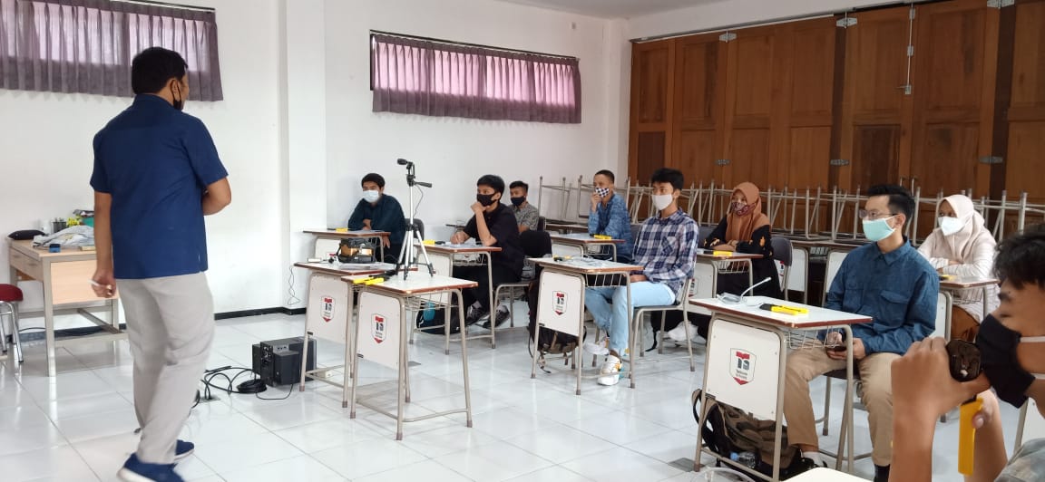 Proses uji coba belajar-mengajar secara tatap muka di SMK Sandhy Putra, Kota Malang dengan menerapkan 3M (Foto: Lalu Theo/ngopibareng.id)