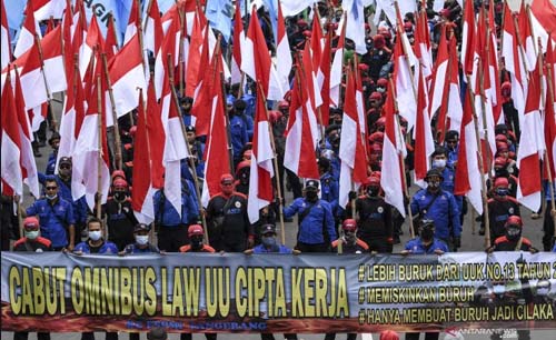 Massa aksi dari berbagai elemen buruh berunjuk rasa menolak UU Omnibus Law, di Jalan Medan Merdeka Barat, Jakarta, Senin (Foto:Antara/Risyal Hidayat)