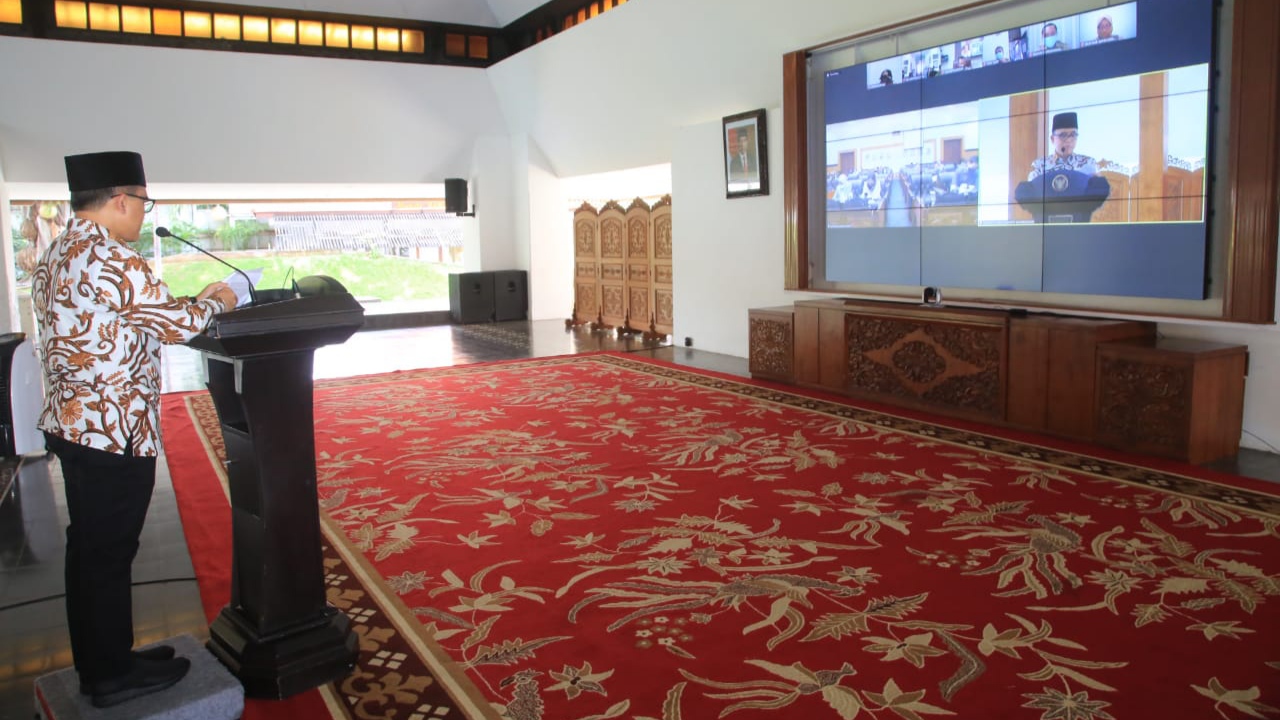 Bupati Banyuwangi Abdullah Azwar Anas menyampaikan KUA PPAS APBD 2021 dalam rapat paripurna yang digelar secara online (foto:istimewa)