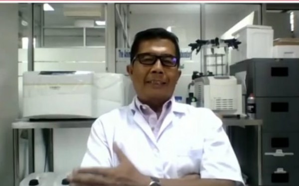 Guru Besar Virulogi dan Molekuler Biologi Universitas Udayana Bali, Prof Ngurah Kade Mahardika saat membahas  “Tata Cara Menemukan Vaksin" lewat live streaming Youtube, Senin 2 November 2020. (Foto: Tangkapan Layar)