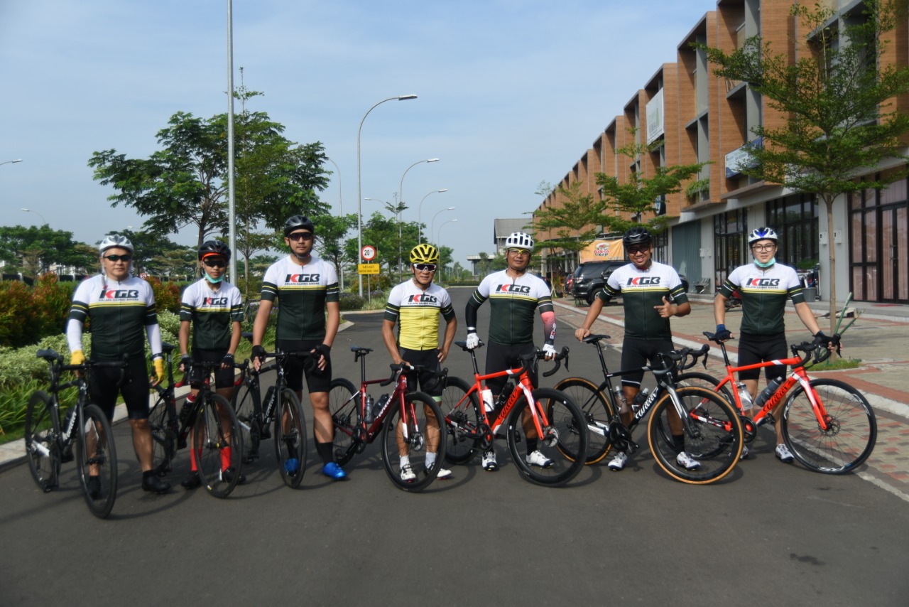 Hermansyah bersama beberapa murid  KGB Cycling School. (Foto: Istimewa)