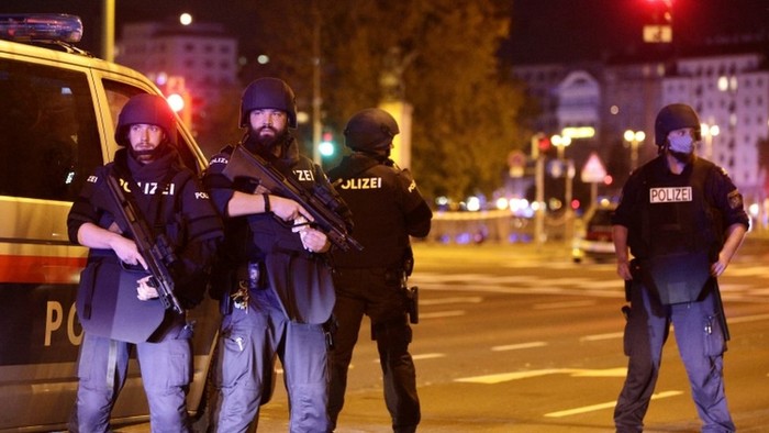 Sejumlah aparat kepolisian Austria berjaga-jaga usai terjadi penembakan 6 lokasi di Wina. (Foto: Reuters)