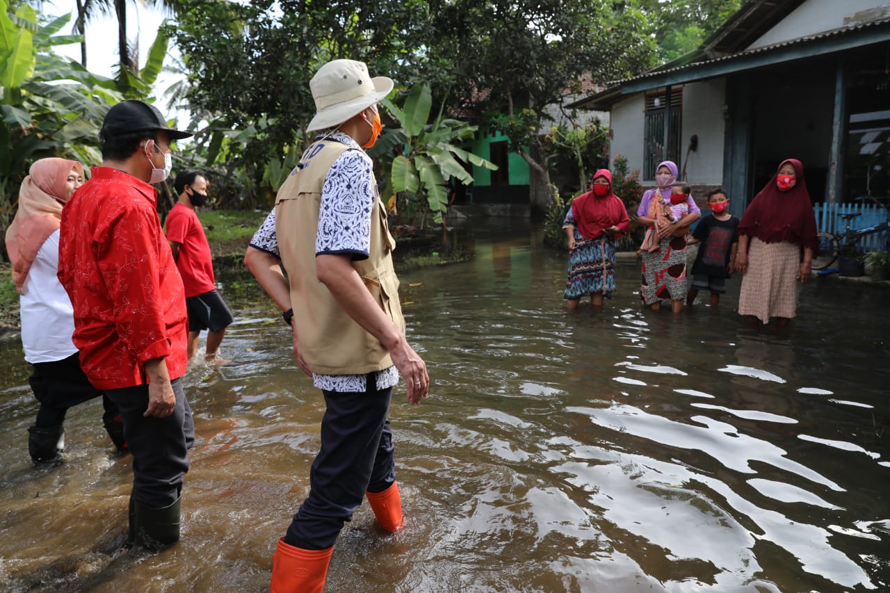 Gubernur Jawa Tengah Ganjar Pranowo melihat banjir yang menggenangi pemukiman warga di Desa Plangkapan, Kecamatan Tambak, Kabupaten Banyumas, Selasa 3 November 2020. (Foto: Dok. Pemprov Jateng).