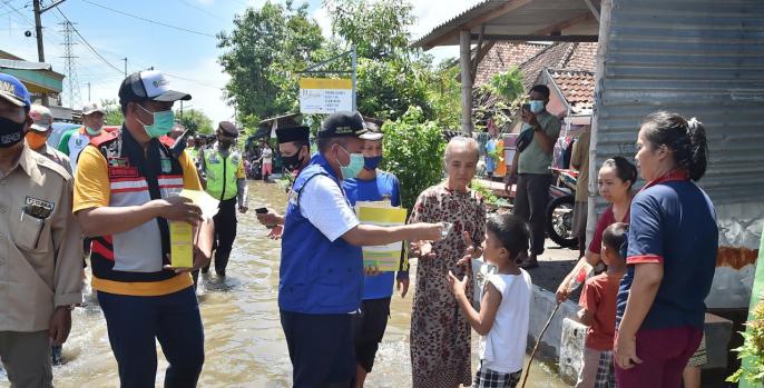 Wapres Pasuruan membagikan makanan untuk korban banjir. (Foto: Dok Humas)