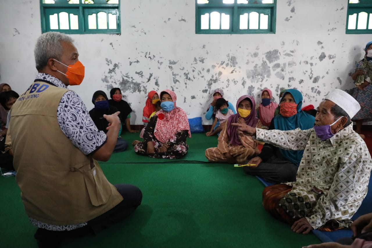 Gubernur Jawa Tengah Ganjar Pranowo menyapa warga korban banjir di pengungsian di Desa Sirau, Kecamatan Kemranjen, Banyumas, Selasa 3 November 2020. (Foto: Dok. Pemprov Jateng)