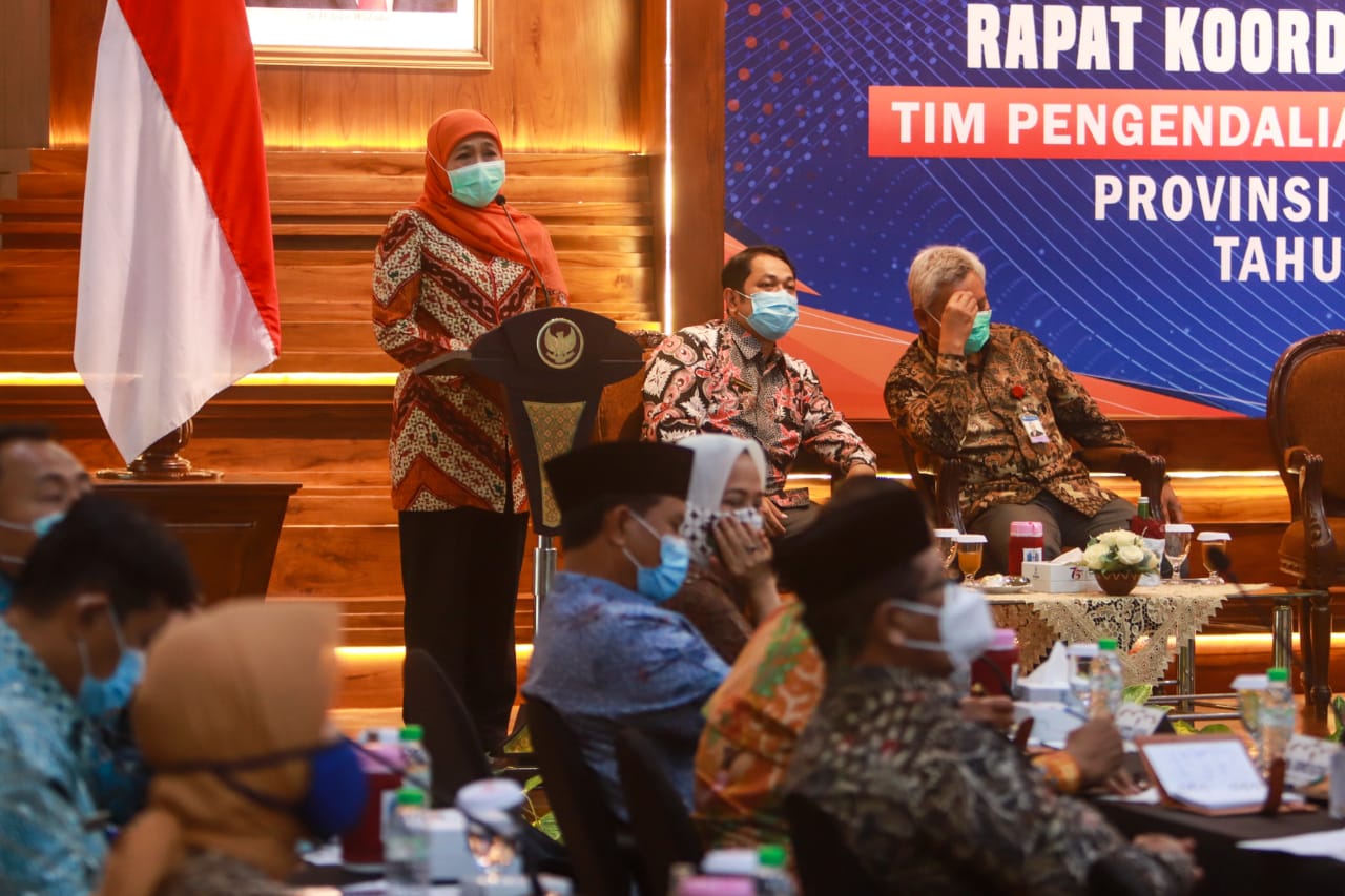 Gubernur Jatim, Khofifah Indar Parawansa, memberikan sambutan dalam High Level Meeting TPID di Gedung Negara Grahadi, Surabaya, Selasa 3 November 2020. (Foto: Fariz Yarbo/Ngopibareng.id)